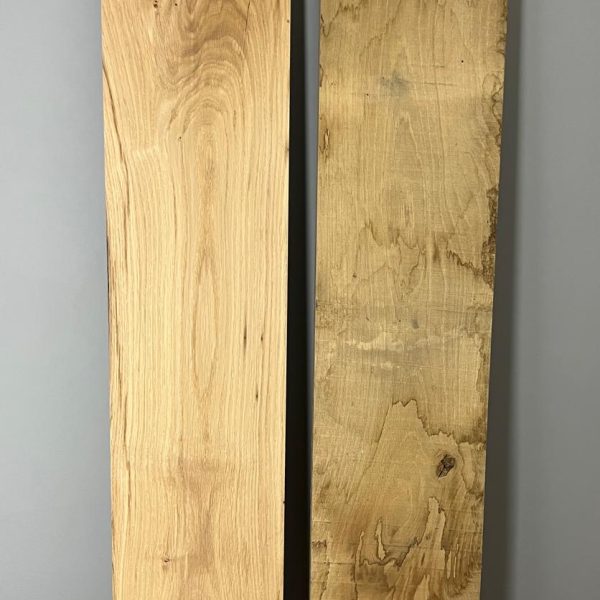 Geschaafd eiken plank naast een ongeschaafde eiken plank